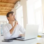 Dotacja z PUP - kiedy zakładać firmę? Jeżeli pośpieszymy się z otwarciem działalności to możemy pozbawić się środków z dofinansowania.