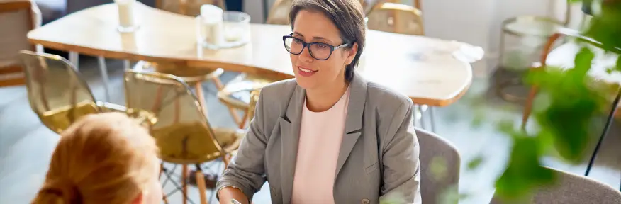 Czy dofinansowanie z PUP wymaga zatrudnienia pracownika? Nie, jednakże taka deklaracja może Ci bardzo pomóc. Sprawdź co możesz zyskać...